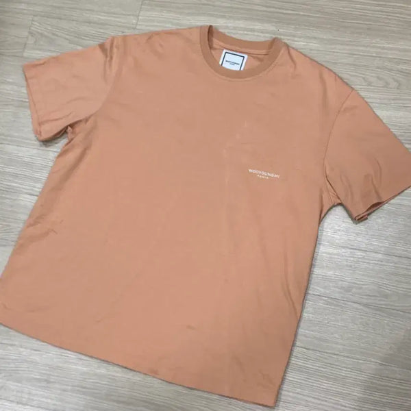 [BUNJANG] Wooyoungmi 23FW Leather Patch T-shirt Salmon / [46] 우영미 23FW 레더 패치 티셔츠 살몬