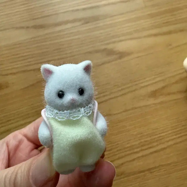 [BUNJANG] Sylvanian Families Cat Doll & Crayon Shin-chan Figure Bundle / 실바니안 패밀리 고양이 인형 & 짱구 피규어