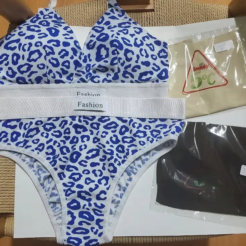 [BUNJANG] Blue Leopard Print Lingerie Set + 2 Seamless Panties / [ 블루 레오파드 속옷 세트 + 심리스 팬티 2장 ]