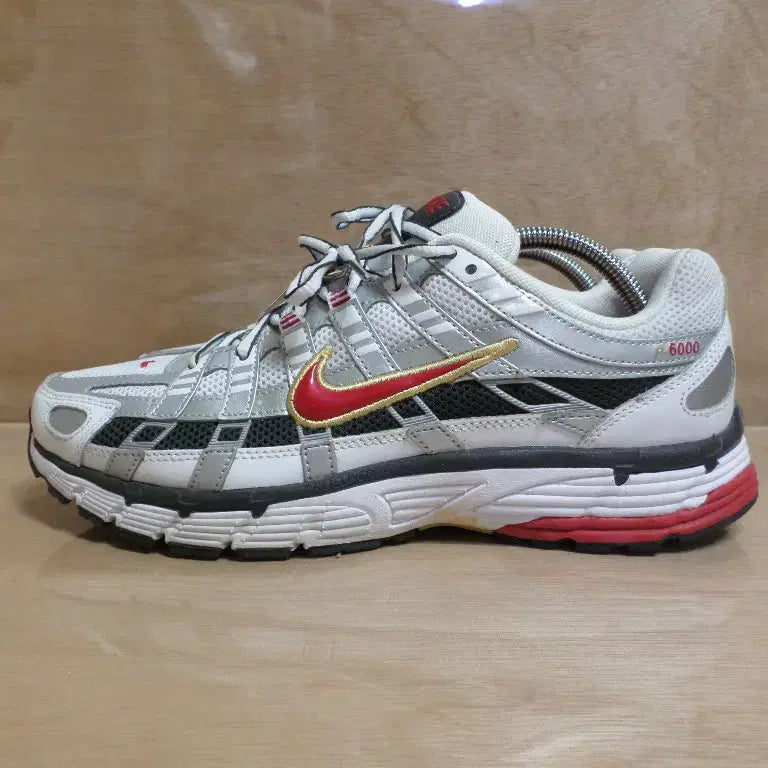 [BUNJANG] Nike P-6000 Red Metallic Silver (265) / 후루룩구제2 265 나이키 p-6000 레드 메탈릭실버 바사티260618