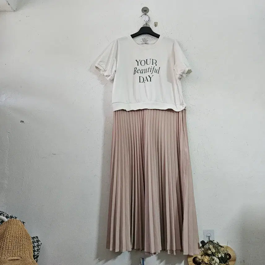 [BUNJANG] White Short Sleeve T-Shirt & Beige Pleated Long Skirt Set / 화이트 반팔 티셔츠 베이지 플리츠 롱스커트