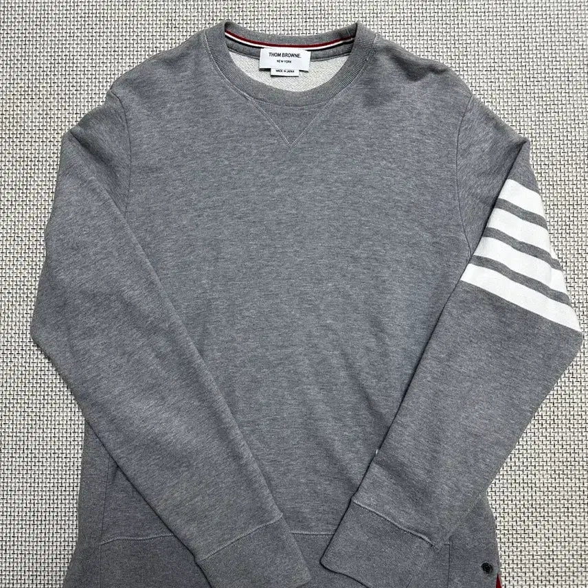[BUNJANG] Thom Browne Signature Striped Armband Grey Sweatshirt / [3/당일배송] 신형 톰브라운 사선완장 그레이 맨투맨