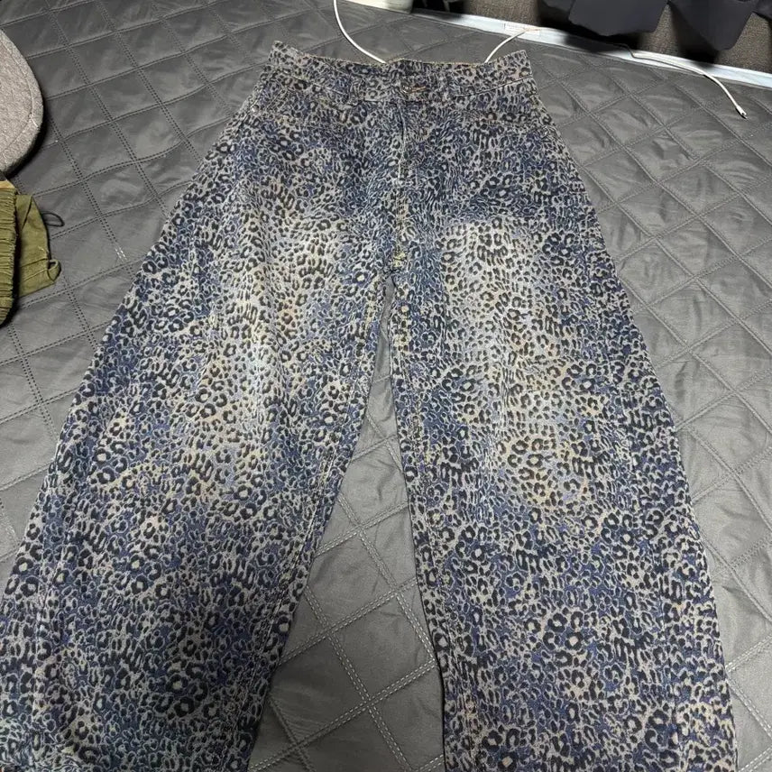[BUNJANG] Leopard Pattern Curved Wide Denim Pants / 레오파드 패턴 와이드 커브드 데님팬츠