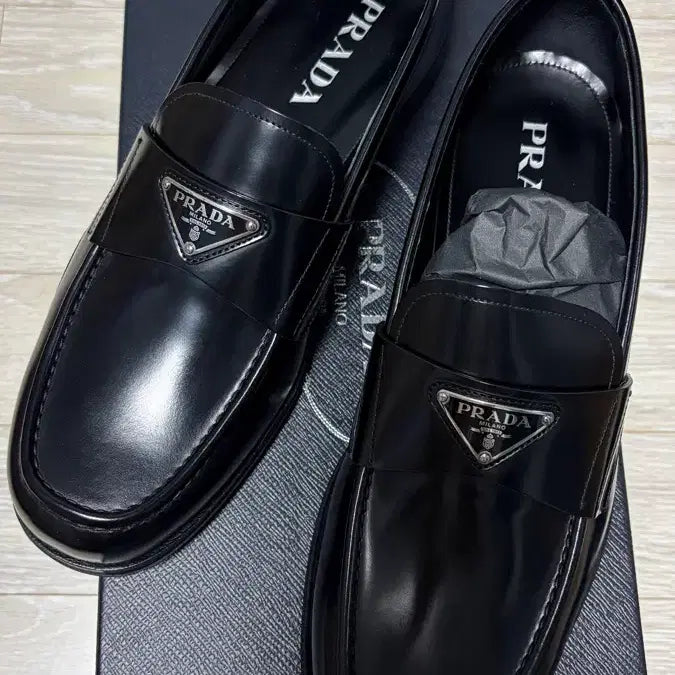 [BUNJANG] Prada Brushed Leather Loafers Black UK 9 / 프라다 브러쉬드 레더 로퍼 블랙 uk9