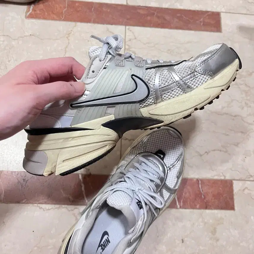 [BUNJANG] Nike V2K Run White Metallic Silver / 나이키 v2k런 255 화이트 메탈릭 실버