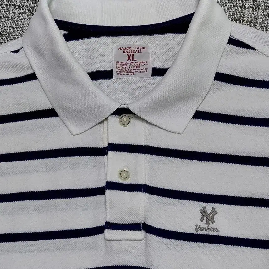 [BUNJANG] Uniqlo x MLB New York Yankees Striped Polo Shirt / [L] 유니클로 x MLB 뉴욕 양키스 스트라이프 카라티 피케 셔츠