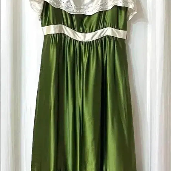[BUNJANG] Tocca Green Satin Flower Embroidery Dress / 그린 샤틴 플라워 펀칭 자수 Tocca  원피스 44-55 거의새것