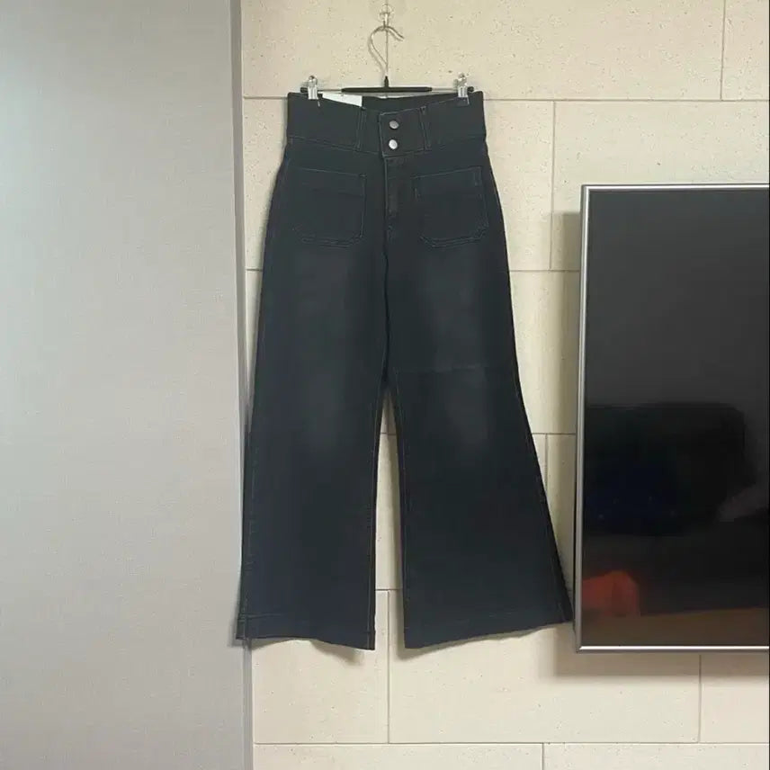 [BUNJANG] Two-Button Front Pocket Wide Bootcut Hidden Waistband Full Stretch Denim Pants (Dark Indigo) / 투버튼 앞포켓 와이드 부츠컷 히든밴딩 전체스판 데님 팬츠 (흑청)M