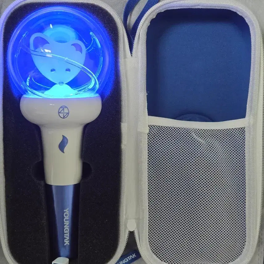 [BUNJANG] Young Tak Official Lightstick Bundle with Case and Batteries / (1회사용)영탁 응원봉 + 보관 케이스 + 충전용 배터리 2개 일괄