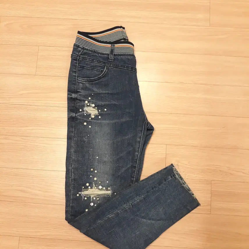 [BUNJANG] Stretch Denim Jeans with Pearl Jewelry and Distressed Accents / 청바지 스판  데님 진주 주얼 데미지 캐주얼 (M-L 27~28in)