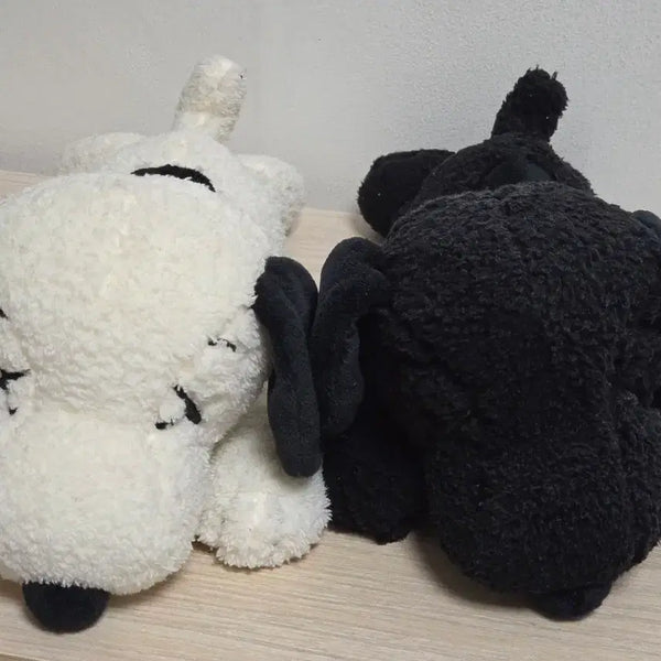 [BUNJANG] Uniqlo x Peanuts x KAWS Snoopy Plush Doll (Black/White) / 유니클로 x 스누피 x 카우스 인형 (블랙/화이트)