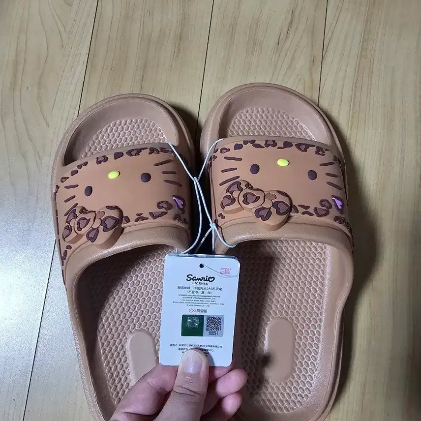 [BUNJANG] Sanrio Hello Kitty Leopard Pattern Slippers Beige / 산리오 헬로키티 레오파드 패턴 슬리퍼 베이지