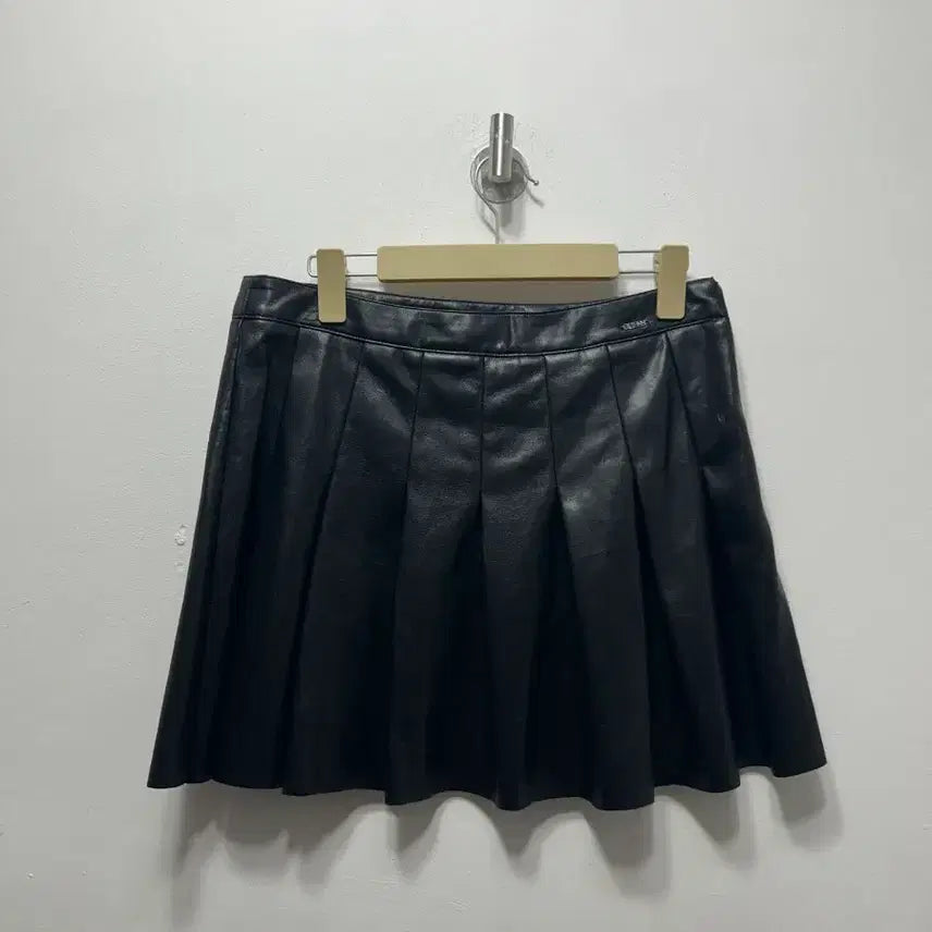 [BUNJANG] Guess Women's Black Faux Leather Pleated Skirt (28-inch) / 게스 여성 레더 인조 가죽 플리츠 스커트 블랙 28인치