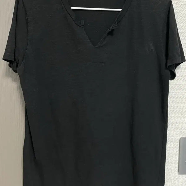 [BUNJANG] Black V-Neck Short Sleeve T-Shirt / 검정색 브이넥 반팔 티셔츠