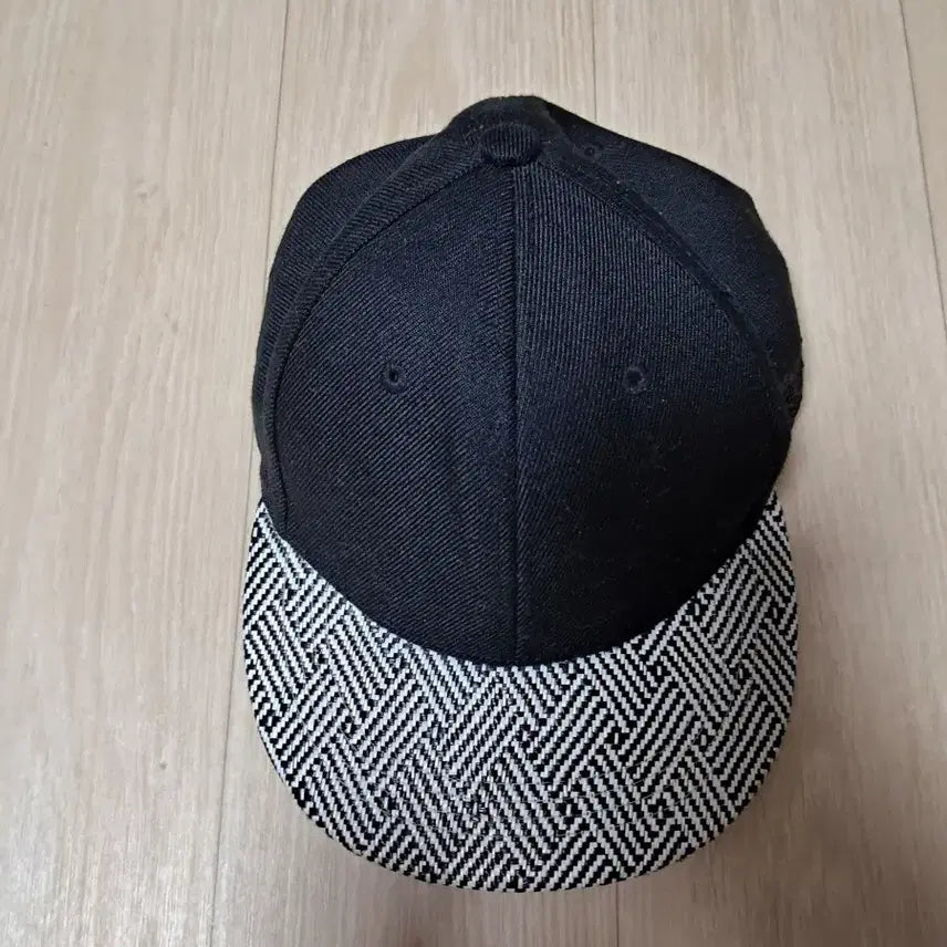 [BUNJANG] Black Wide Brim Hat with Pattern Detail / 블랙 챙 넓은 모자