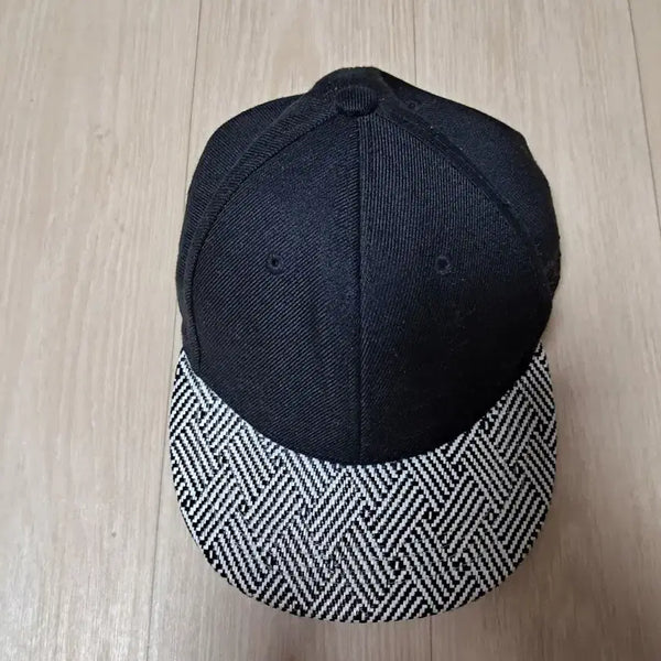 [BUNJANG] Black Wide Brim Hat with Pattern Detail / 블랙 챙 넓은 모자