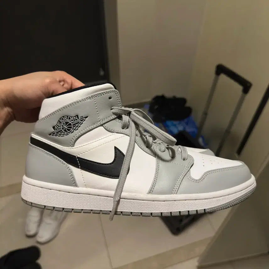 [BUNJANG] Nike Air Jordan 1 Mid Smoke Grey (260mm) / 나이키 에어조던 미드 스모크 그레이 260사이즈 판매합니다