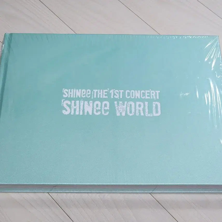 [BUNJANG] SHINee SHINee World Concert Photobook / 샤이니월드 Concert Photobook 'SHINee World'