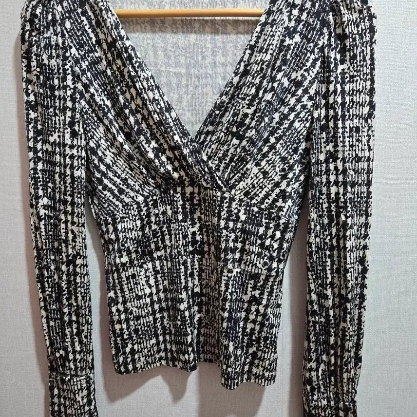 [BUNJANG] Objet V-Neck Blouse / 오브제 브이넥 블라우스 (44,55추천)