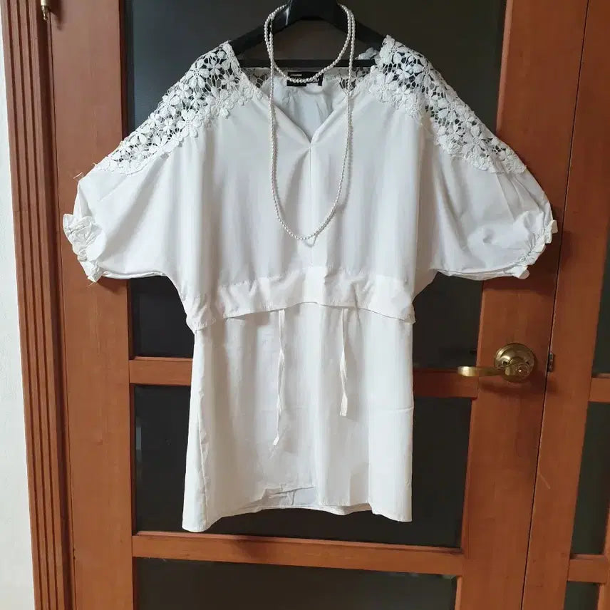 [BUNJANG] Eyelet Lace Strap Long Blouse / (새제품)아일렛 숄더레이스 스트랩 롱블라우스