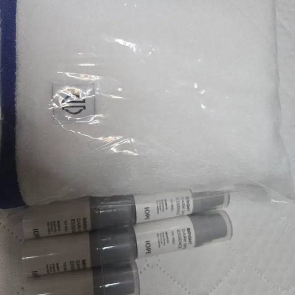 [BUNJANG] IOPE Towel + Brightening Dark Spot Essence Mini Set (Unused New Product) / 아이오페 타월+ 증정 기미에센스 (미사용 새상품)