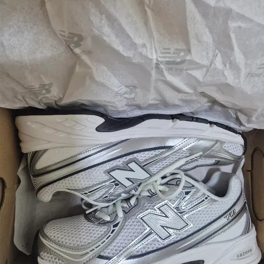 [BUNJANG] New Balance U740WN2 Sneakers / 뉴발란스 U740WN2 팝니다 (정품 / 새제품)