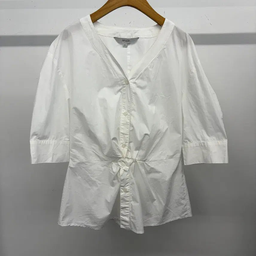 [BUNJANG] ON & ON Twist V-Neck Short Sleeve Blouse / 온앤온 트위스트 브이넥 셔츠 블라우스 55