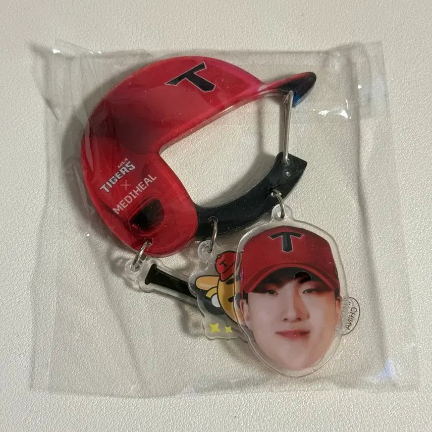 [BUNJANG] Kia Tigers X Mediheal Jung Hae-young Carabiner Keychain / 기아 타이거즈X메디힐 정해영 카라비너 키링