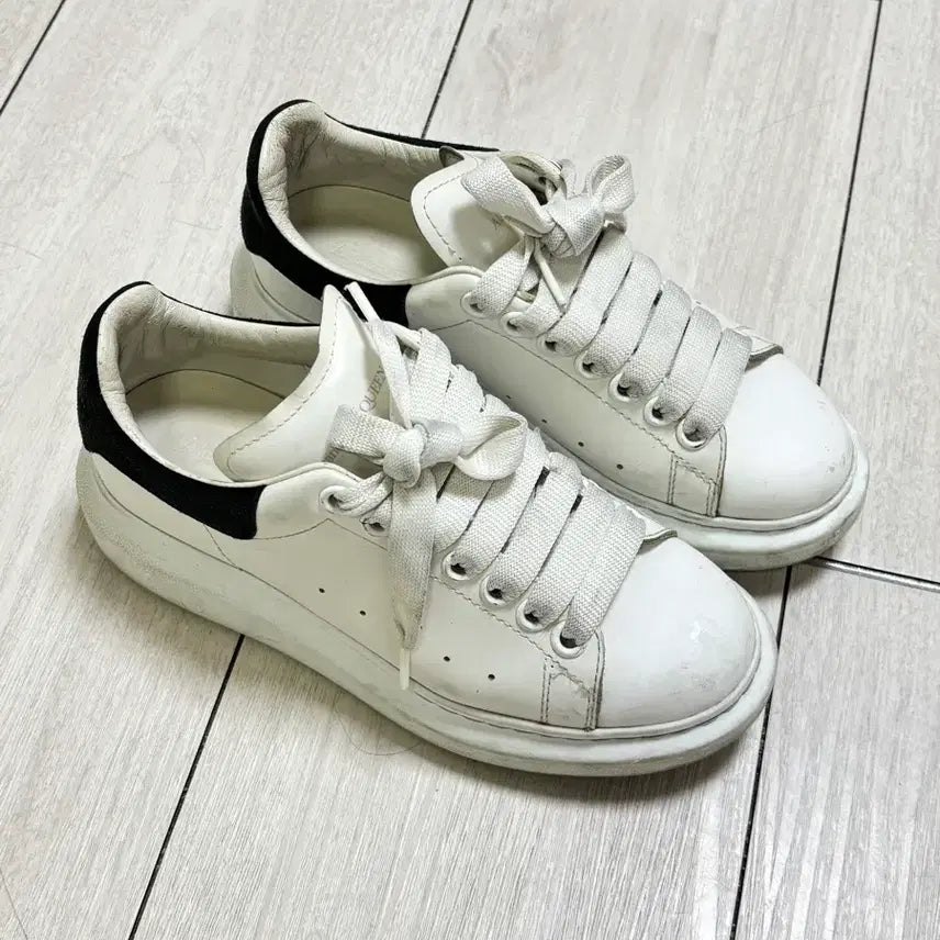 [BUNJANG] Alexander McQueen Oversized Sneaker White Black Heel US 35 / 알렉산더 맥퀸 오버솔 스니커즈 us 35