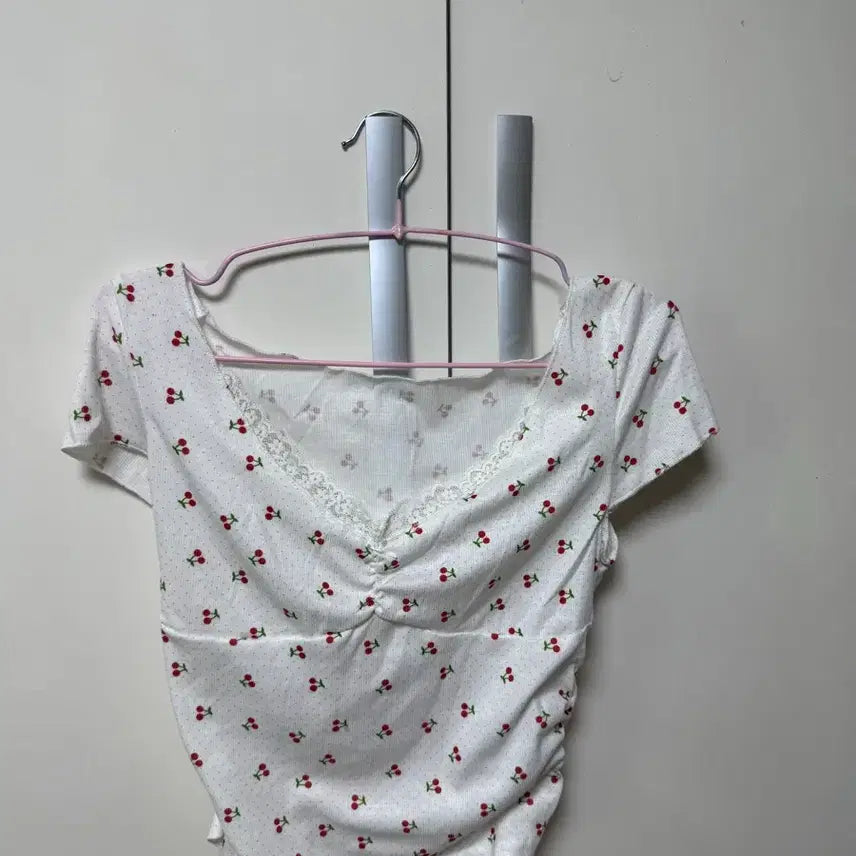 [BUNJANG] Cherry Pattern T-Shirt / 체리 티셔츠