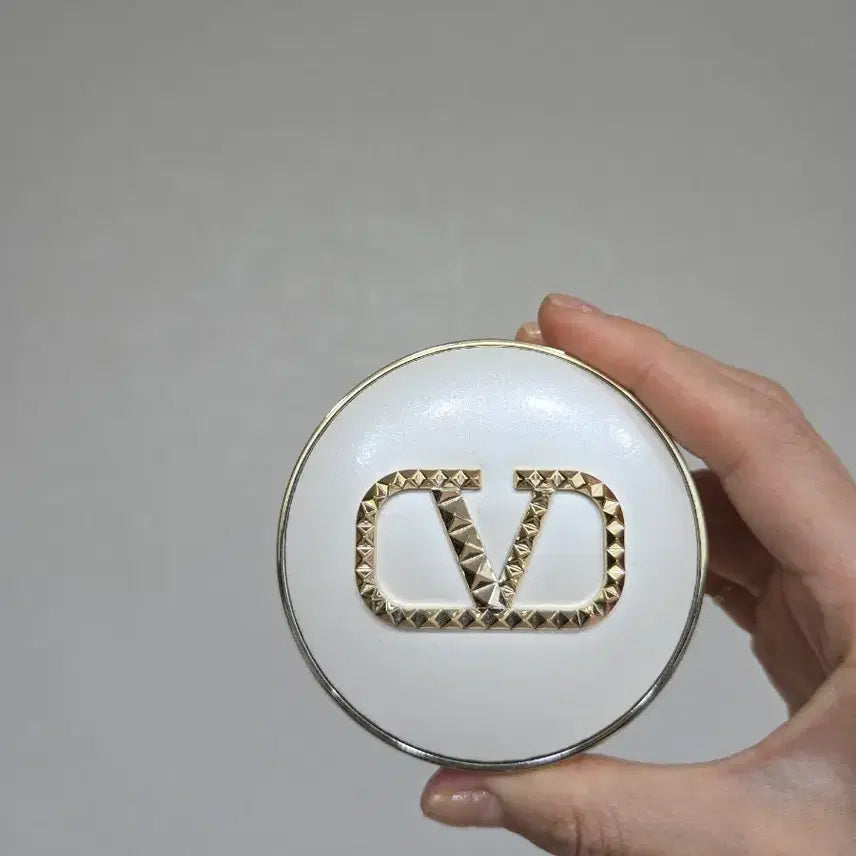 [BUNJANG] Valentino Cushion (Refill Included), Yves Saint Laurent Pink Cushion Case / 발렌티노쿠션(안에포함). 입생핑크쿠션(케이스만).