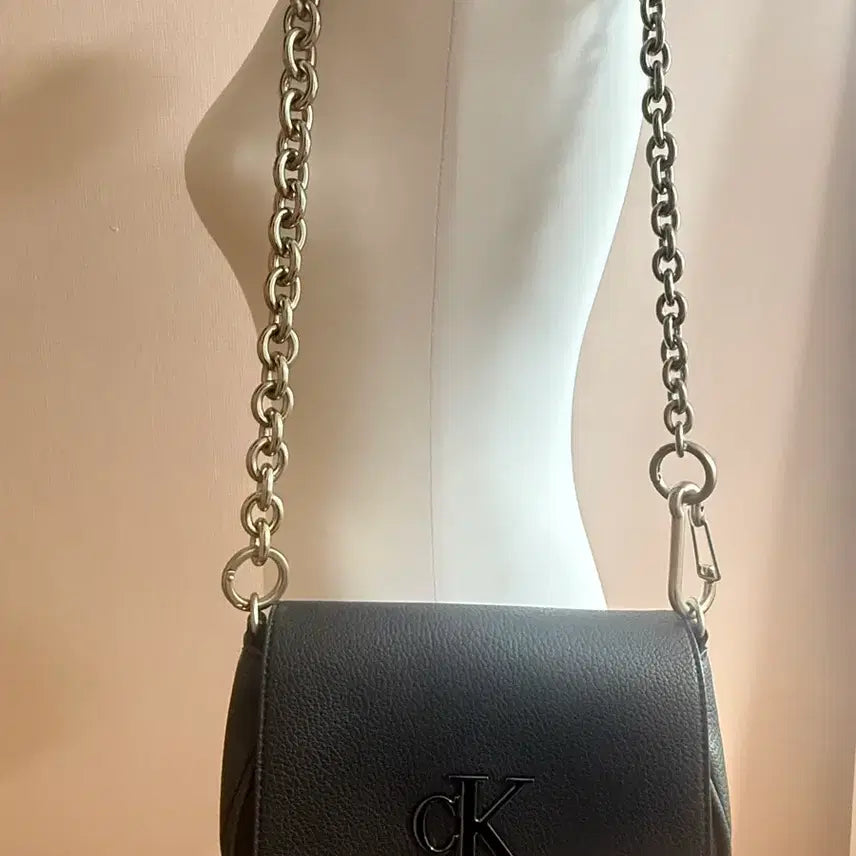 [BUNJANG] Calvin Klein Women's Minimal Monogram Chain Mini Shoulder Bag / 캘빈클라인 여성 미니멀 모노그램 체인 미니 숄더백