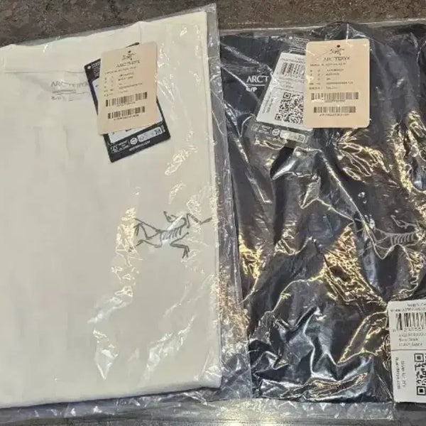 [BUNJANG] Arc'teryx Small Logo T-Shirt - Authentic New Item / 아크테릭스 반팔티. 스몰로고 병행수입 정품 새상품