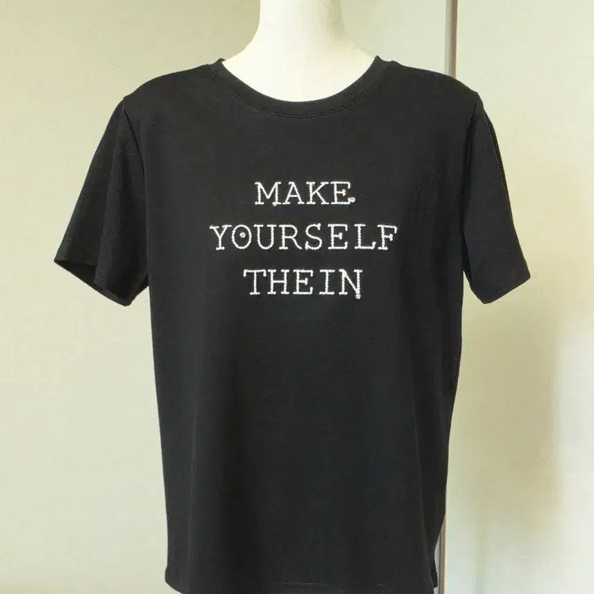 [BUNJANG] Black Short Sleeve T-Shirt with White Embroidery / 블랙 반팔티 프린팅