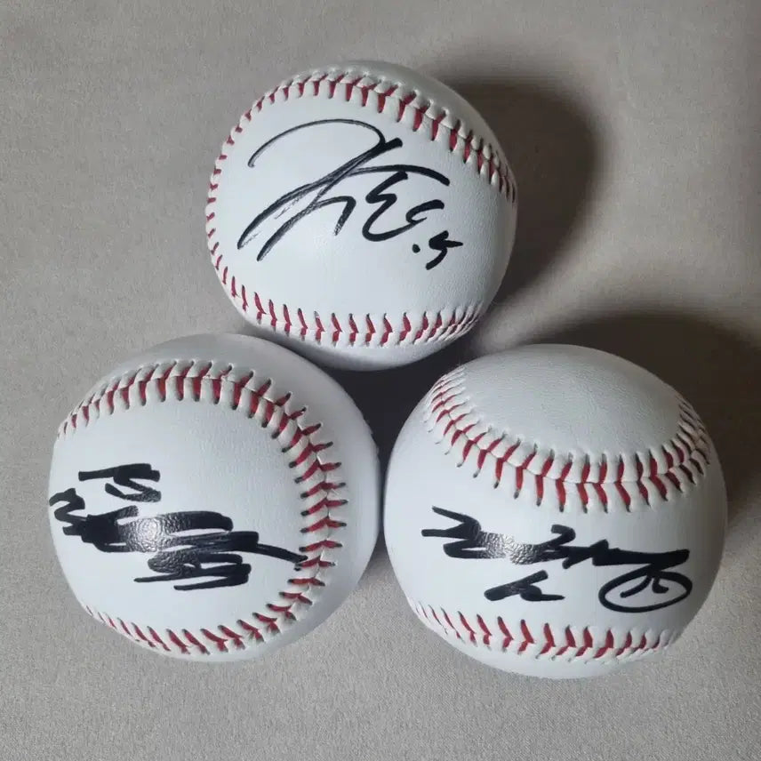 [BUNJANG] Kia Tigers Signed Baseball Bundle Set (Kim Do-young, Jeong Hyeon, Na Sung-beom) / 일괄)기아 김도영,정해영,나성범 싸인볼 판매합니다.