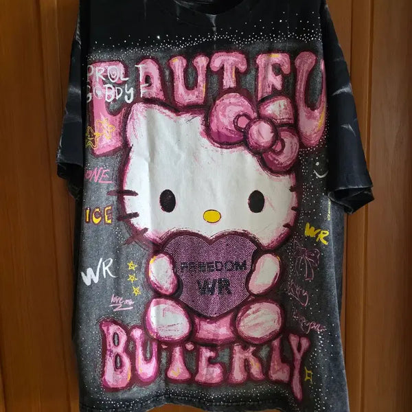 [BUNJANG] Pigment Hello Kitty Hand-Painted Cubic Oversized T-Shirt / (새상품) 피그먼트  헬로키티 영문페인팅 큐빅 화려한 오버핏 티셔츠(