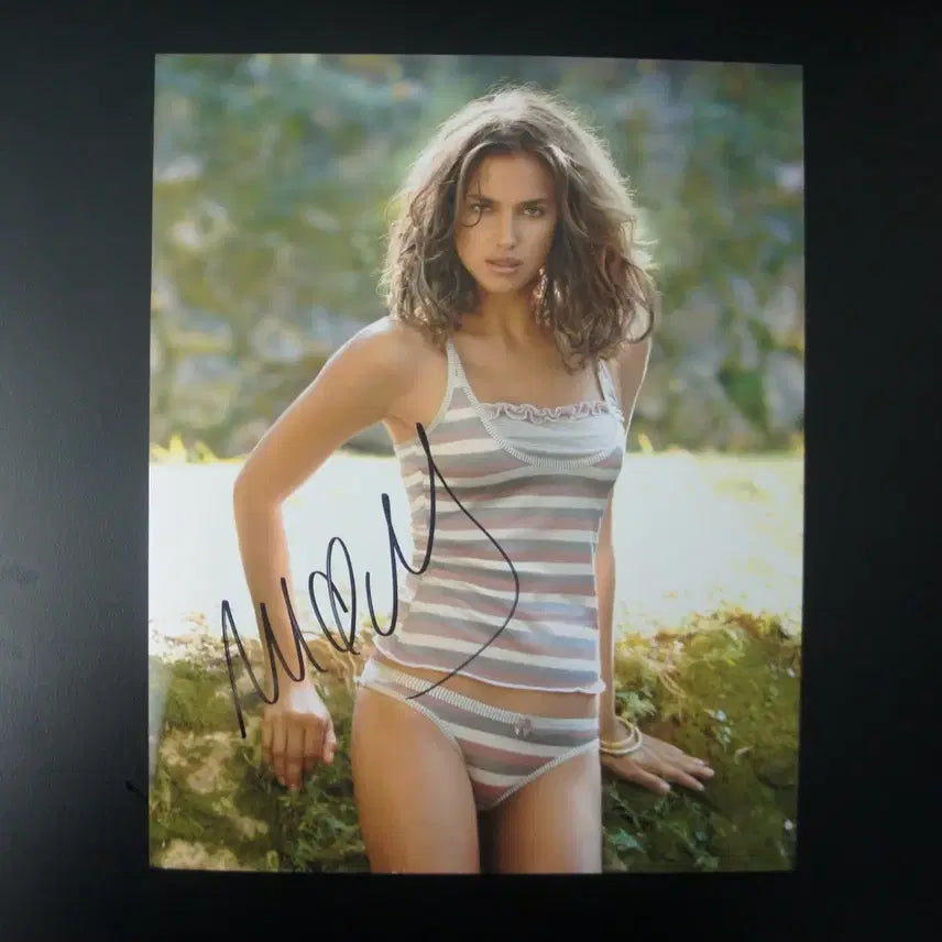 [BUNJANG] Irina Shayk Autographed Photo with Certificate / 모델 이리나샤크 싸인 인증서포함