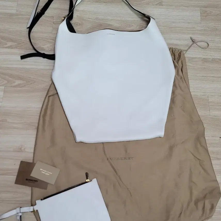 [BUNJANG] Burberry White Leather Big Shoulder Bag / 정품 버버리 화이트 레더 빅백 숄더백
