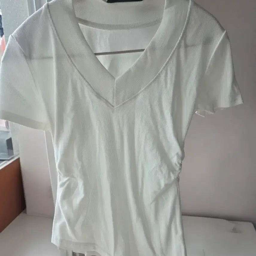 [BUNJANG] Basic V-Neck Short Sleeve T-Shirt - White / 기본 브이넥 반팔 티셔츠 화이트