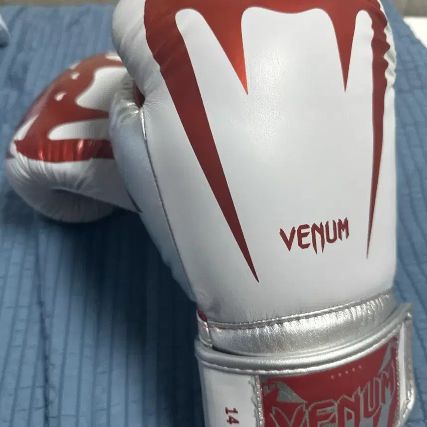 [BUNJANG] Venom Giant 3.0 14oz Red Silver Limited Edition Boxing Gloves / 베넘 자이언트 3.0 14oz 레드 실버 한정판