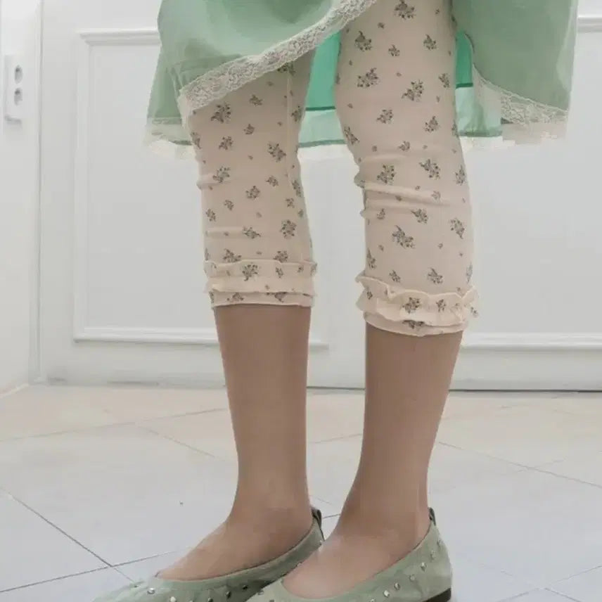 [BUNJANG] Tilde Seoul Ricot Flower Frill Capri Leggings - Ivory / 틸데서울 리콧 플라워 프릴 카프리 레깅스 아이보리