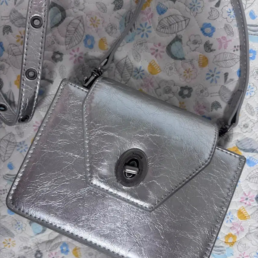 [BUNJANG] KISSING Travel Bag / 키시닝 트래블백