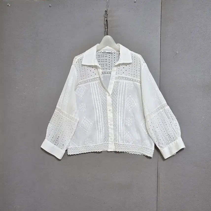 [BUNJANG] Zara Eyelet Blouse - White, Size L / 자라 넘여성스런 아일렛 블라우스 L   n6908