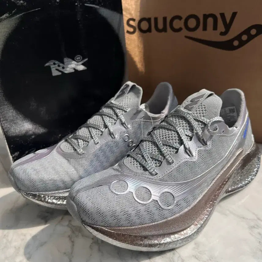 [BUNJANG] Saucony Minted New York Endorphin Pro 5 Silver Running Shoes / 써코니 민티드 뉴욕 엔돌핀 프로 5 실버