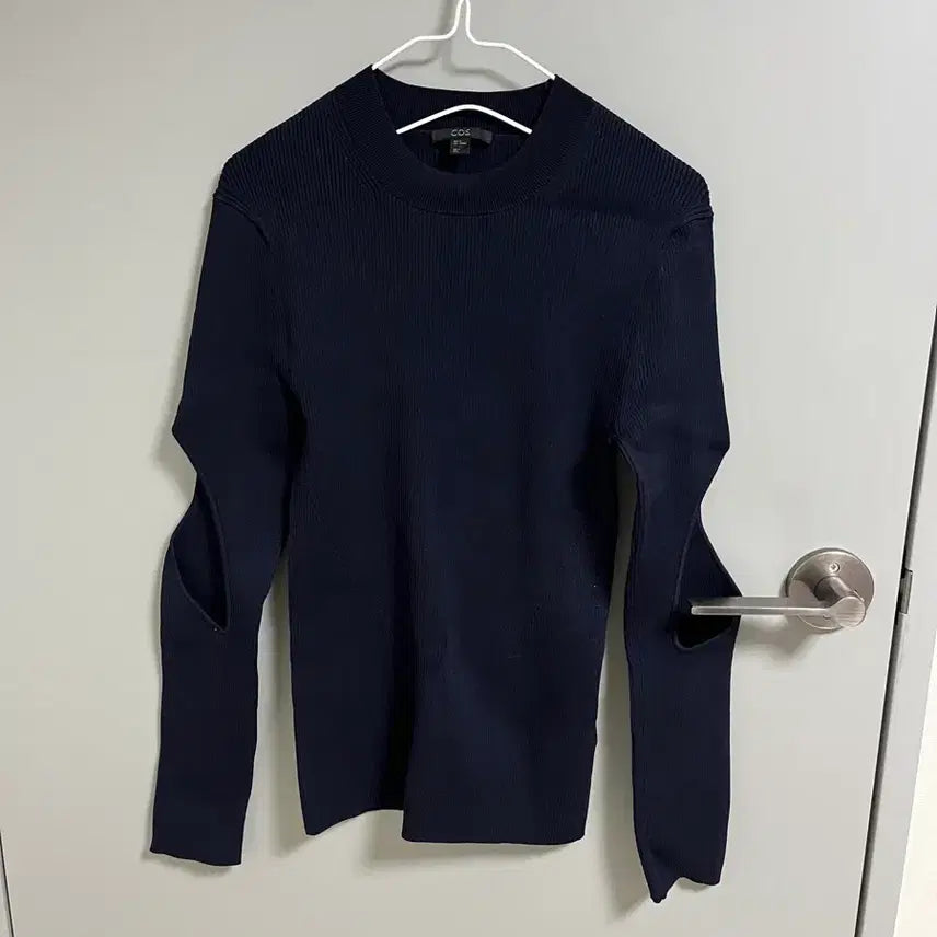 [BUNJANG] COS Slash Knit Navy / COS 코스 슬래쉬 니트 네이비