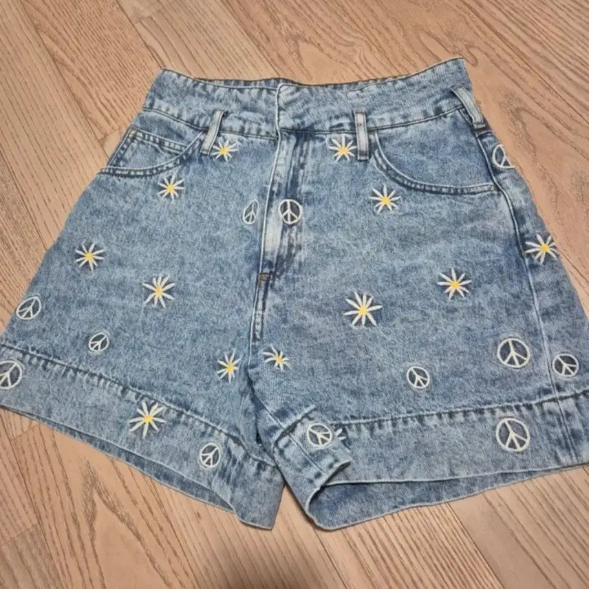 [BUNJANG] Sandro Daisy Embroidered Denim Shorts / 산드로 데이지 자수 청바지 반바지