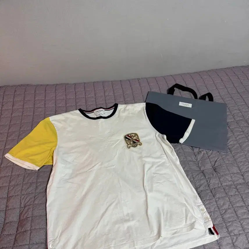 [BUNJANG] Thom Browne Embroidered Logo Ringer T-Shirt White/Navy/Yellow / [백화점판/5]톰브라운 자수로고 링거 반팔
