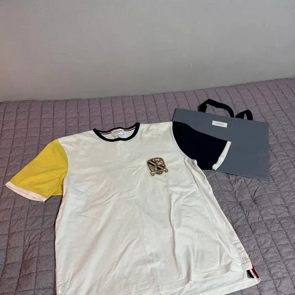 [BUNJANG] Thom Browne Embroidered Logo Ringer T-Shirt White/Navy/Yellow / [백화점판/5]톰브라운 자수로고 링거 반팔