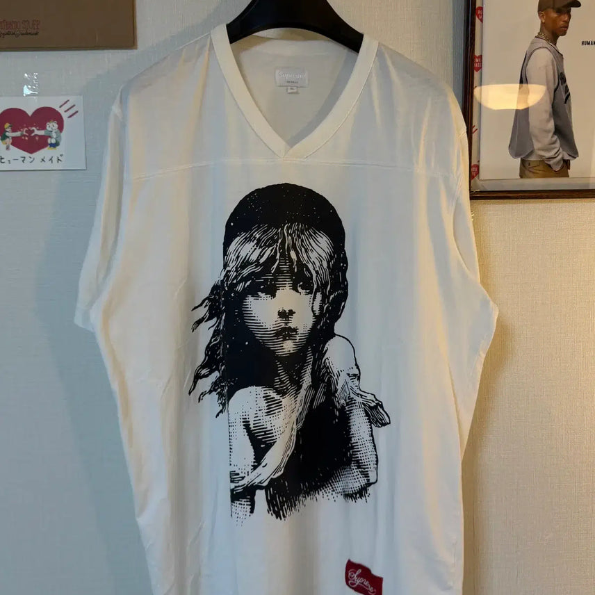 [BUNJANG] Supreme 'Les Misérables' Printing Football Top T-Shirt White XL / (XL)슈프림 라미제라블 프린팅 풋볼 탑 반팔 티셔츠 화이트