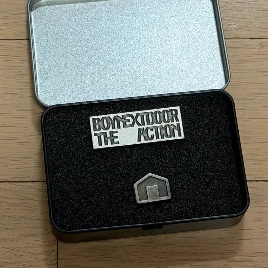 [BUNJANG] BOYNEXTDOOR The 1st Mini Album 'WHY..?' Showcase Official Goods Badge + Tin Case Set / 보넥도 디액션 쇼케 역조공